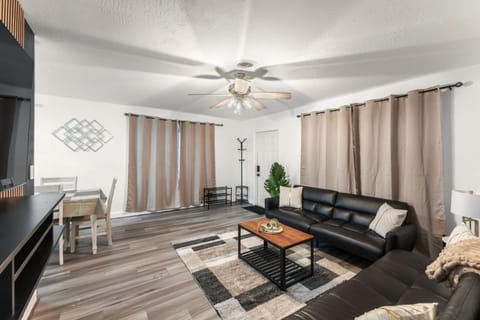 Sunrise Getaway House in Lauderhill