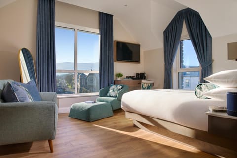 Bed, Natural landscape, TV and multimedia, Living room, Photo of the whole room, Seating area, Bedroom, Mountain view