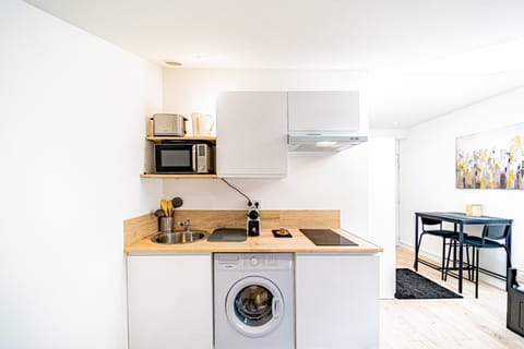 Kitchen or kitchenette, Dining area, minibar, stove, toaster