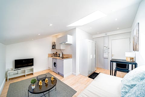 TV and multimedia, Living room, Dining area, stove