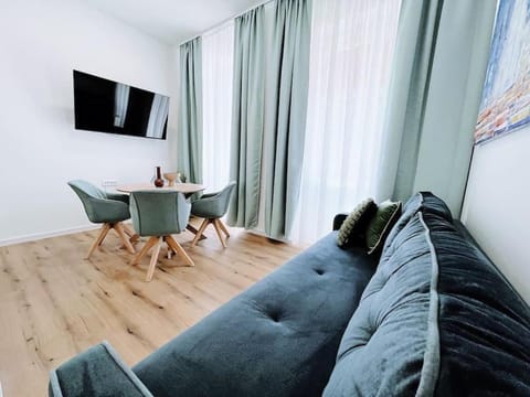 Communal lounge/ TV room, TV and multimedia, Living room, Seating area, Dining area, Evening entertainment