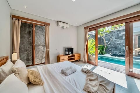 Bed, Photo of the whole room, Pool view