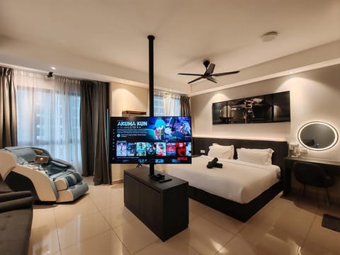 Bed, TV and multimedia, Living room, Photo of the whole room, Seating area, Bedroom