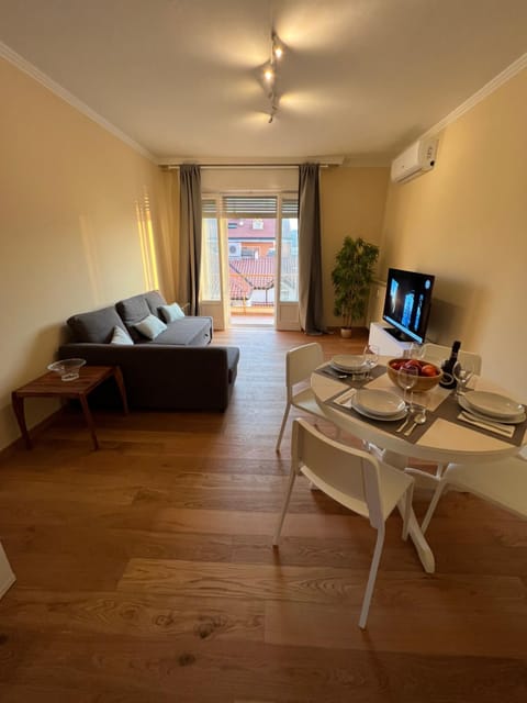 Living room, Dining area, air conditioner