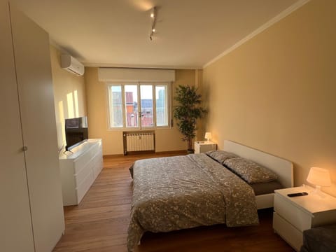 Bed, TV and multimedia, Photo of the whole room, Bedroom, air conditioner