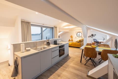 Kitchen or kitchenette, Dining area