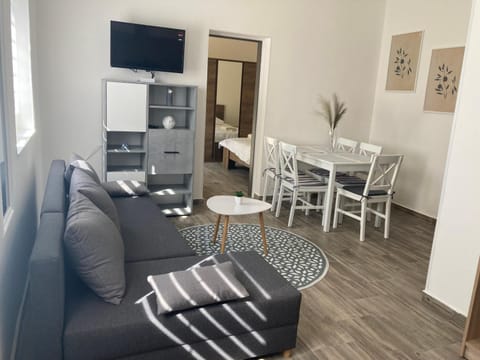 TV and multimedia, Living room, Seating area, Dining area