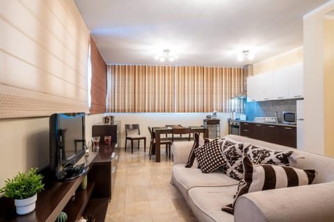 Communal lounge/ TV room, Kitchen or kitchenette, Living room, Seating area, Dining area, minibar, pet friendly, stove