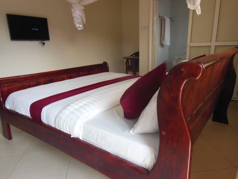Bed, TV and multimedia, Bedroom