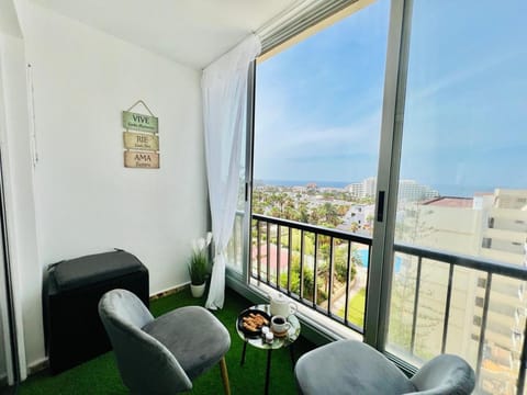 Day, View (from property/room), Balcony/Terrace, Dining area, Pool view, Sea view