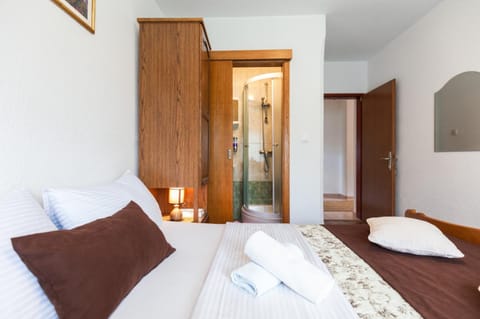 Plitvice House Milan Bed and Breakfast in Jezerce