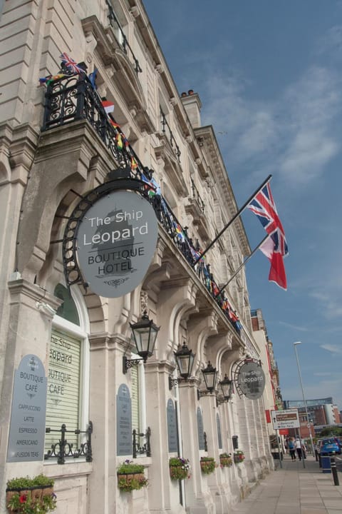 Facade/entrance