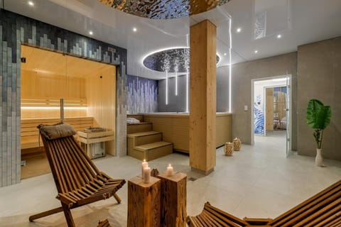 Hot Tub, Sauna