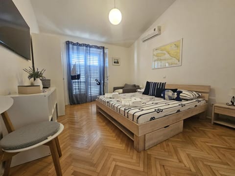 Bed, Photo of the whole room, Bedroom, air conditioner