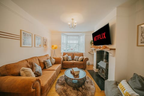 Communal lounge/ TV room, TV and multimedia, Living room, Seating area, Evening entertainment