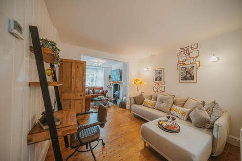 Bed, TV and multimedia, Living room, Seating area