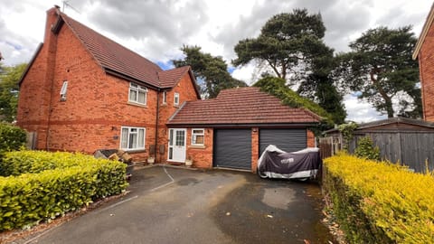 Property building, Day, Street view, Location, Parking