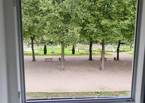 JOLI & MANSARDÉ - Le Jardin de l'Evêché a votre Fenêtre Apartment in Lisieux