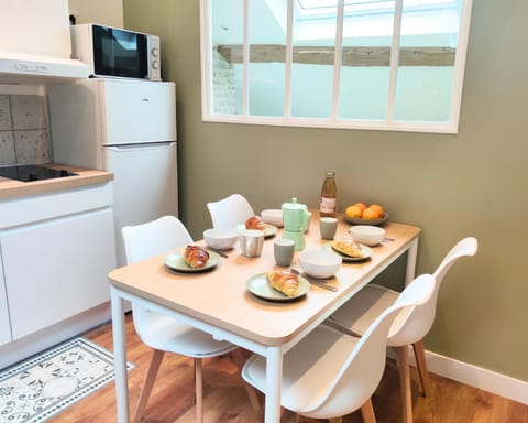 JOLI & MANSARDÉ - Le Jardin de l'Evêché a votre Fenêtre Apartment in Lisieux