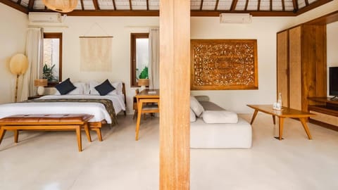 Bed, TV and multimedia, Living room, Photo of the whole room, Seating area, Bedroom