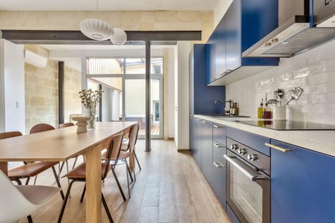 Kitchen or kitchenette, Dining area, oven, stove