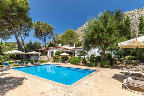 Property building, Patio, Facade/entrance, Spring, Off site, Day, Natural landscape, Summer, Garden, Solarium, Garden view, Mountain view, Pool view, Area and facilities, Swimming pool, sunbed