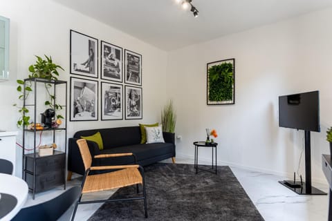 Communal lounge/ TV room, TV and multimedia, Living room, Seating area, Evening entertainment