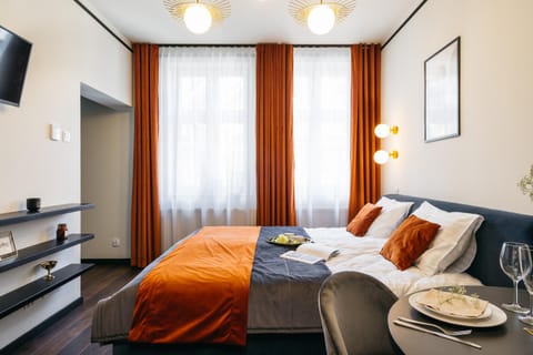 Bed, TV and multimedia, Photo of the whole room, Decorative detail, Seating area, Bedroom