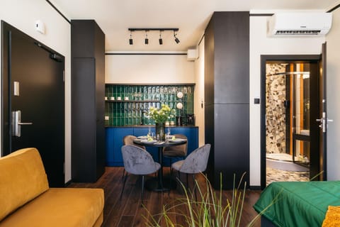 Kitchen or kitchenette, Living room, Seating area, Dining area