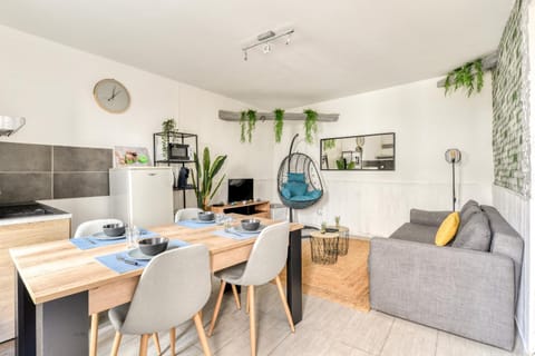 Living room, Dining area
