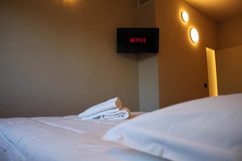 Bed, TV and multimedia, Photo of the whole room, Bedroom, towels