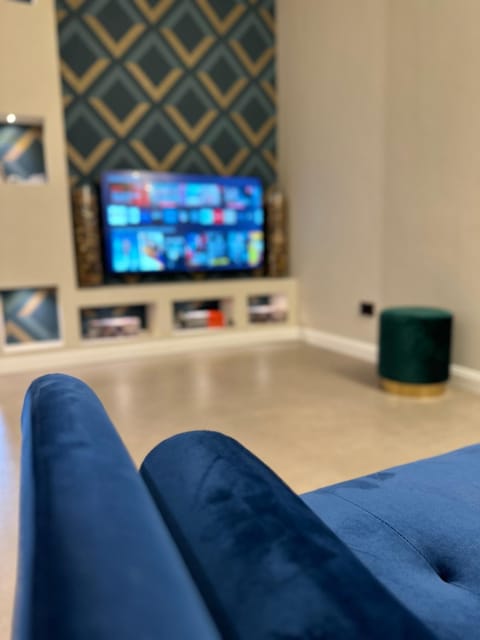 Communal lounge/ TV room, TV and multimedia, Living room, Seating area, Evening entertainment