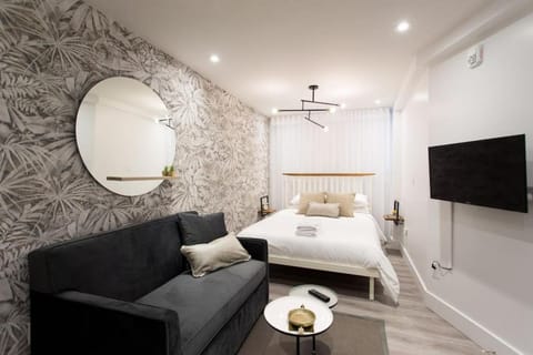 Bed, TV and multimedia, Living room, Seating area, Bedroom