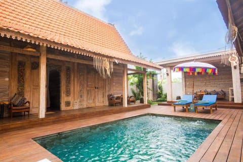 Property building, Patio, Day, Pool view, Swimming pool, sunbed