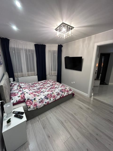 Bed, TV and multimedia, Photo of the whole room, Bedroom