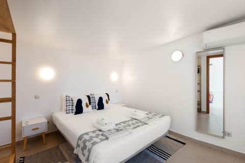 Bed, Photo of the whole room, Bedroom, towels, wardrobe