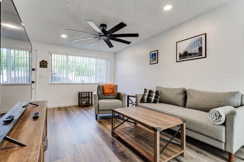 TV and multimedia, Living room, Seating area, fireplace