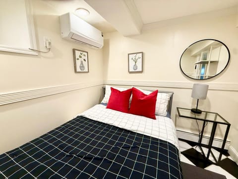 Bed, Photo of the whole room, air conditioner