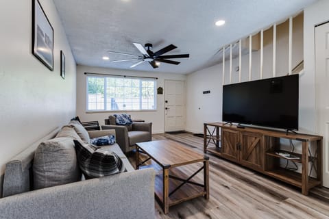 TV and multimedia, Living room, Seating area, Evening entertainment, fireplace