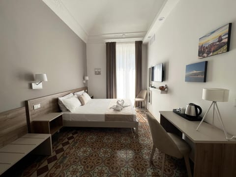 Bed, TV and multimedia, Living room, Photo of the whole room, Bedroom, hair dresser