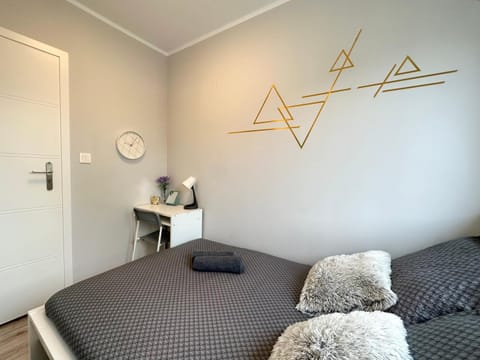 Bed, Photo of the whole room, towels