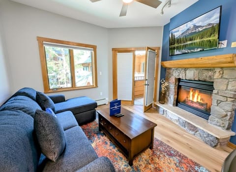 TV and multimedia, Living room, Seating area, fireplace, furniture