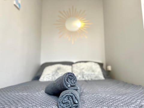 Bed, Photo of the whole room, towels