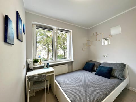 Bed, Photo of the whole room, hair dresser