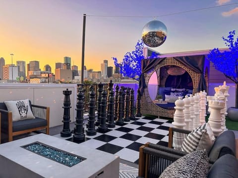 Balcony/Terrace, Seating area, Evening entertainment, City view, Landmark view, Sunset, sunbed