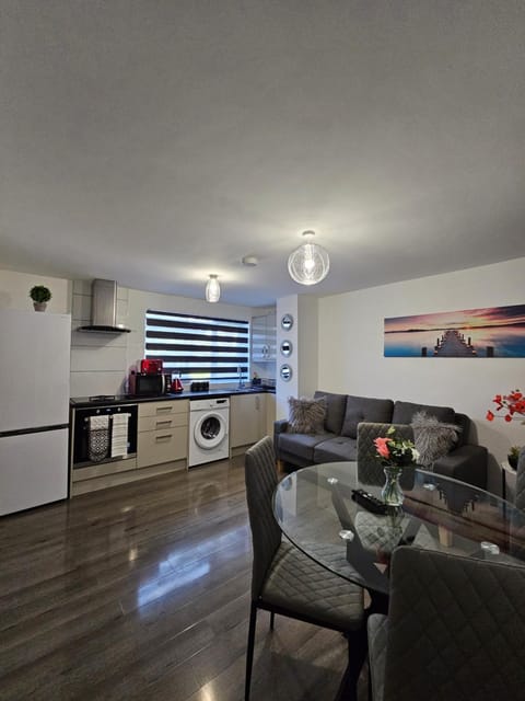 Luxury one bedroom maisonette with extra connected bedroom in Stevenage centre Apartment in Stevenage