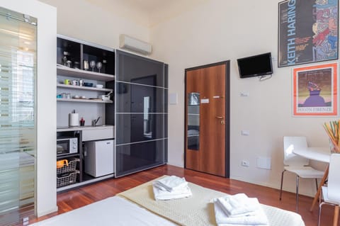 Bed, Kitchen or kitchenette, Dining area