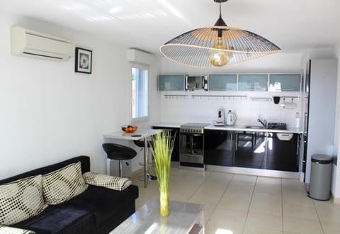 Kitchen or kitchenette, Living room, air conditioner