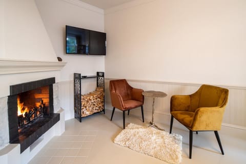 TV and multimedia, Seating area, flat iron