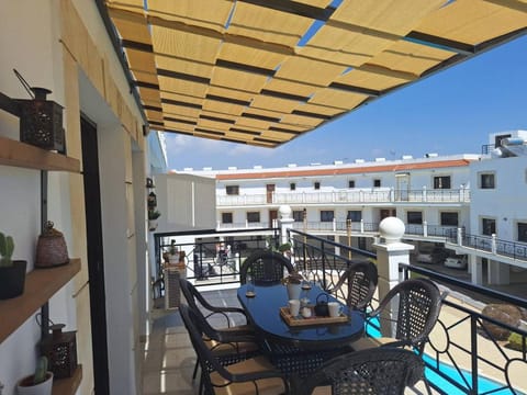 View (from property/room), Balcony/Terrace, Dining area, Pool view, Pool view